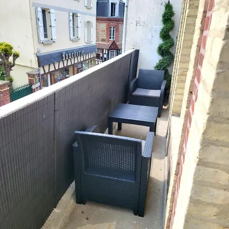 La Petite Reine Et Son Parking * אטרטאט